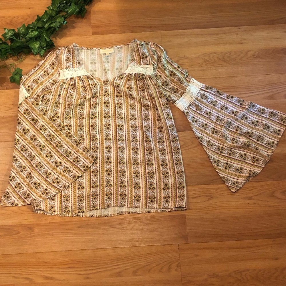 🖤Bundle 4 for $20🖤 Retro Bell Sleeve Blouse
